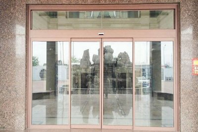 詳細講解緊急疏散門的設置原則以及它與防火門的區別